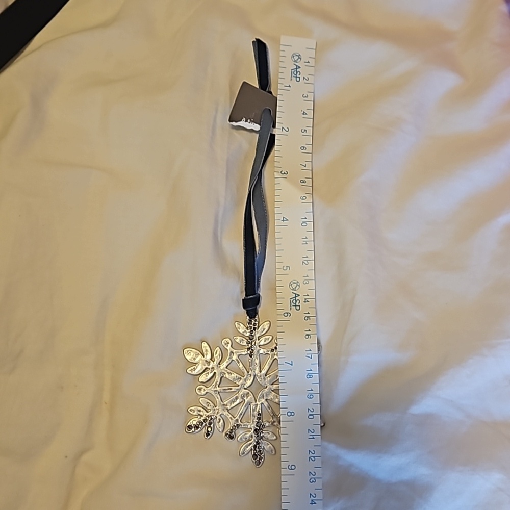🪅 Snow Flake Christmas Tree Ornament - Picture 4 of 4